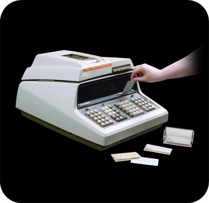 9100A desktop calculator - 3/4 view.